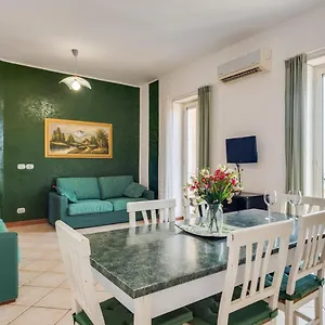 roomy-and-bright-apartment-with-balconies-x6.catania-hotels.net/